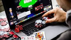Meja permainan Qiu Qiu di ulti300 dengan kartu domino yang ditampilkan